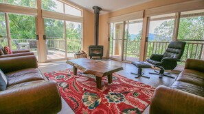 Smart TV, fireplace, DVD player, video library - BRIGHT ON HIGH: Bright (Bright)