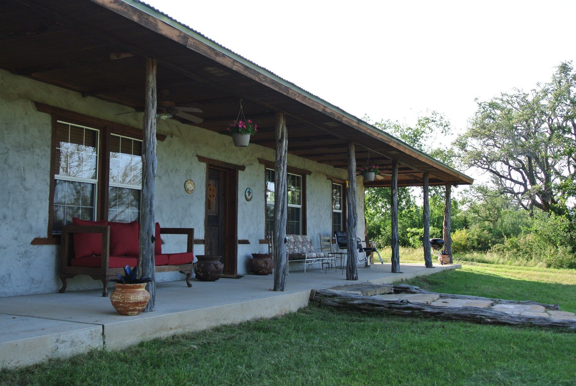 Charming adobe cabin on family ranch near wineries and Colorado Bend State Park 