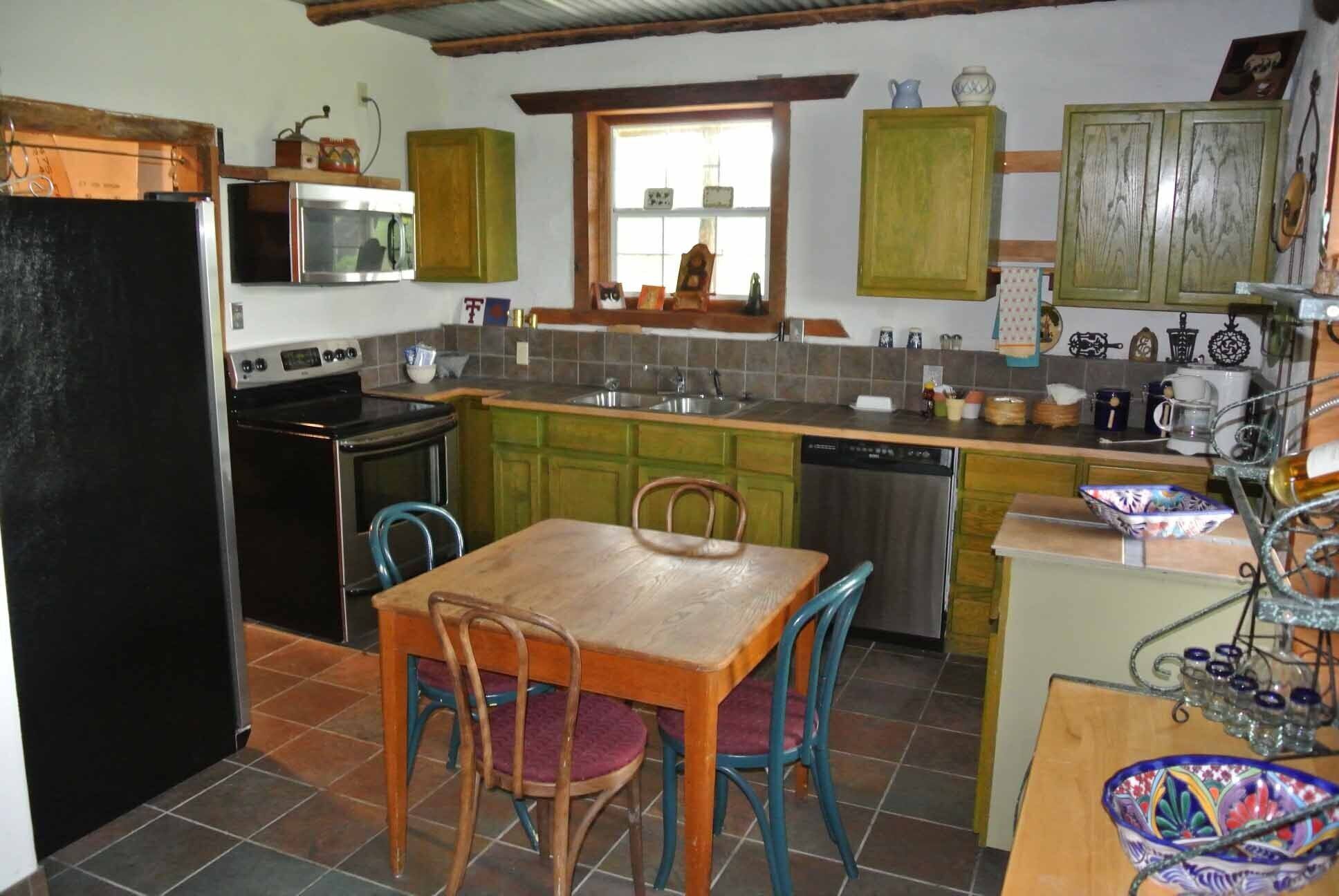 Charming adobe cabin on family ranch near wineries and Colorado Bend State Park 