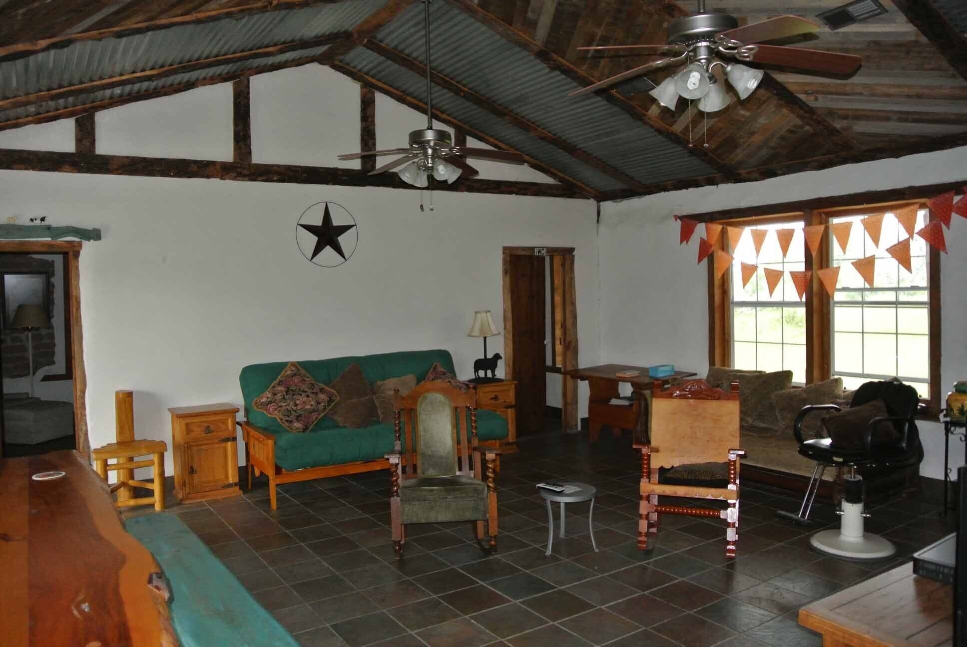 Charming adobe cabin on family ranch near wineries and Colorado Bend State Park 