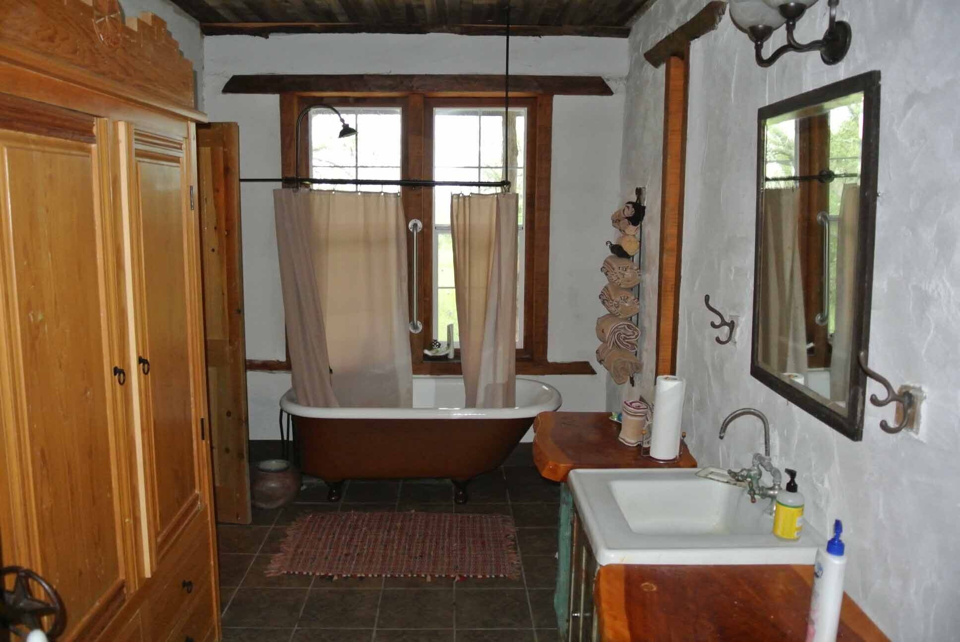 Charming adobe cabin on family ranch near wineries and Colorado Bend State Park 