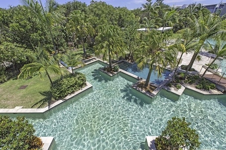 Pool. 3 Bedroom Executive - 1 Nt(3 bedroom apartment)