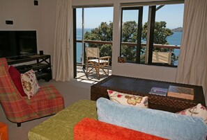 TV, fireplace, offices - Wairua | Stay Waiheke (Waiheke Island)