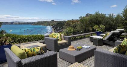 Wairua - Luxury living, views over Onetangi Beach