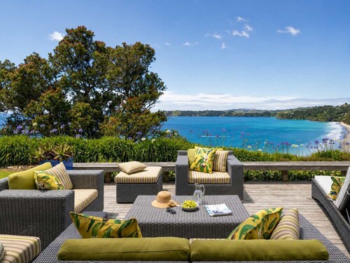 Wairua - Luxury living, views over Onetangi Beach