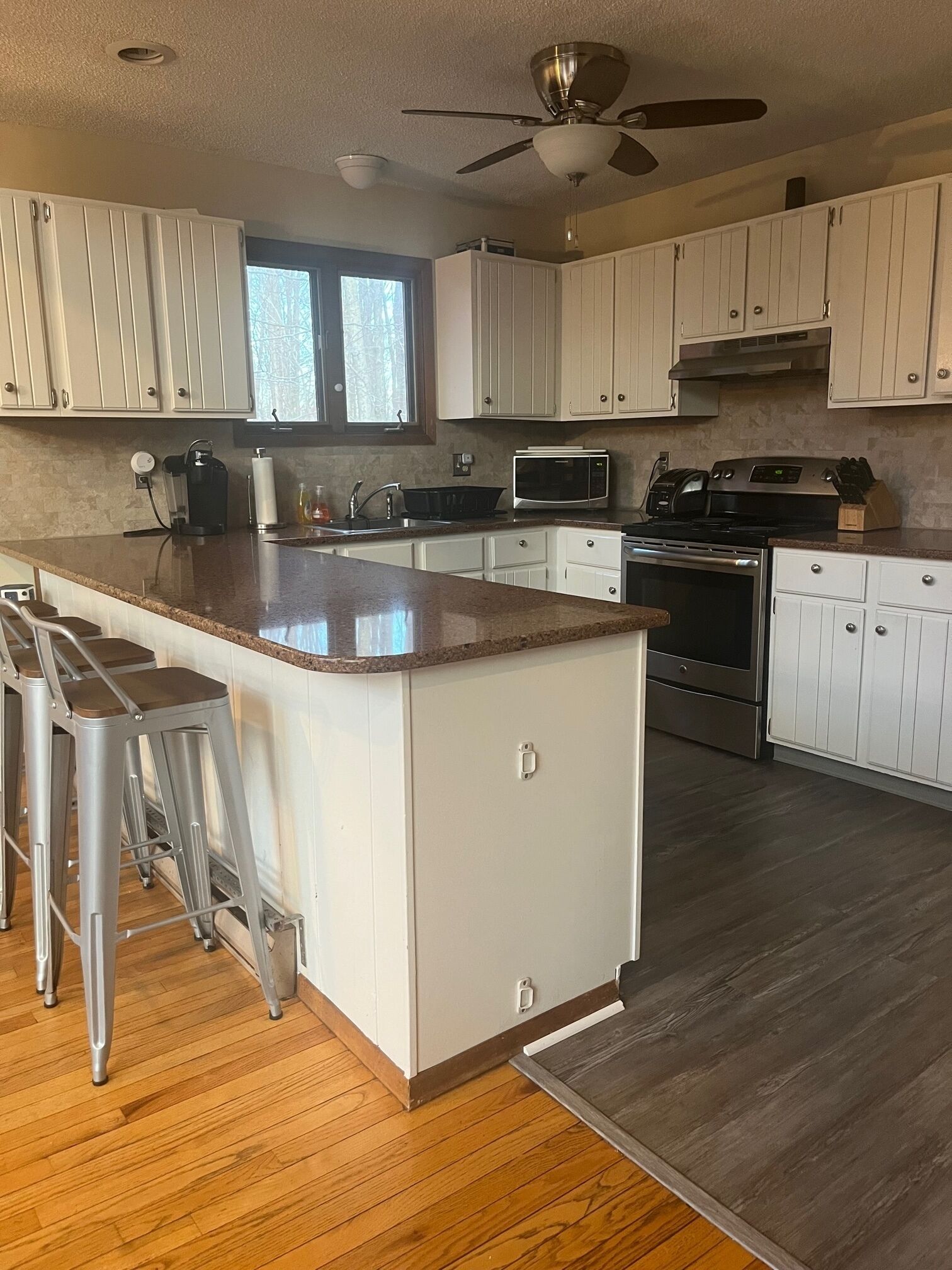 Large 3 bed/3 bath NEW Chalet w/Game Room & 7 Flat Screen TVs