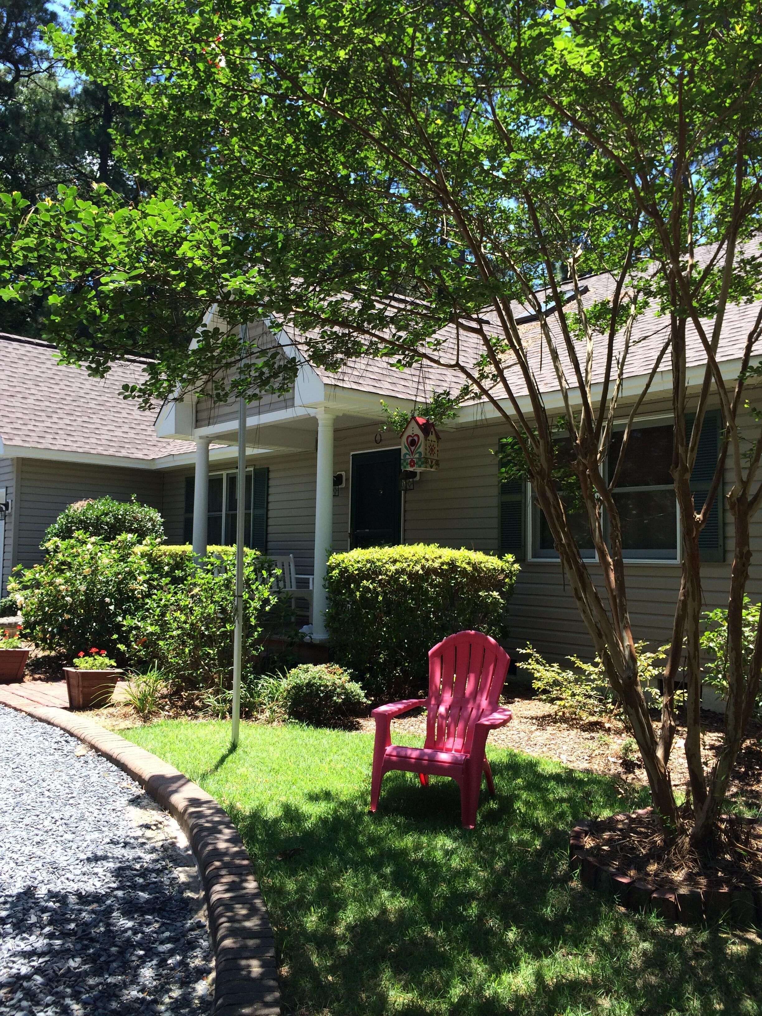 Historic District! Walk to village! Outdoor living space, huge yard! Hot tub! 