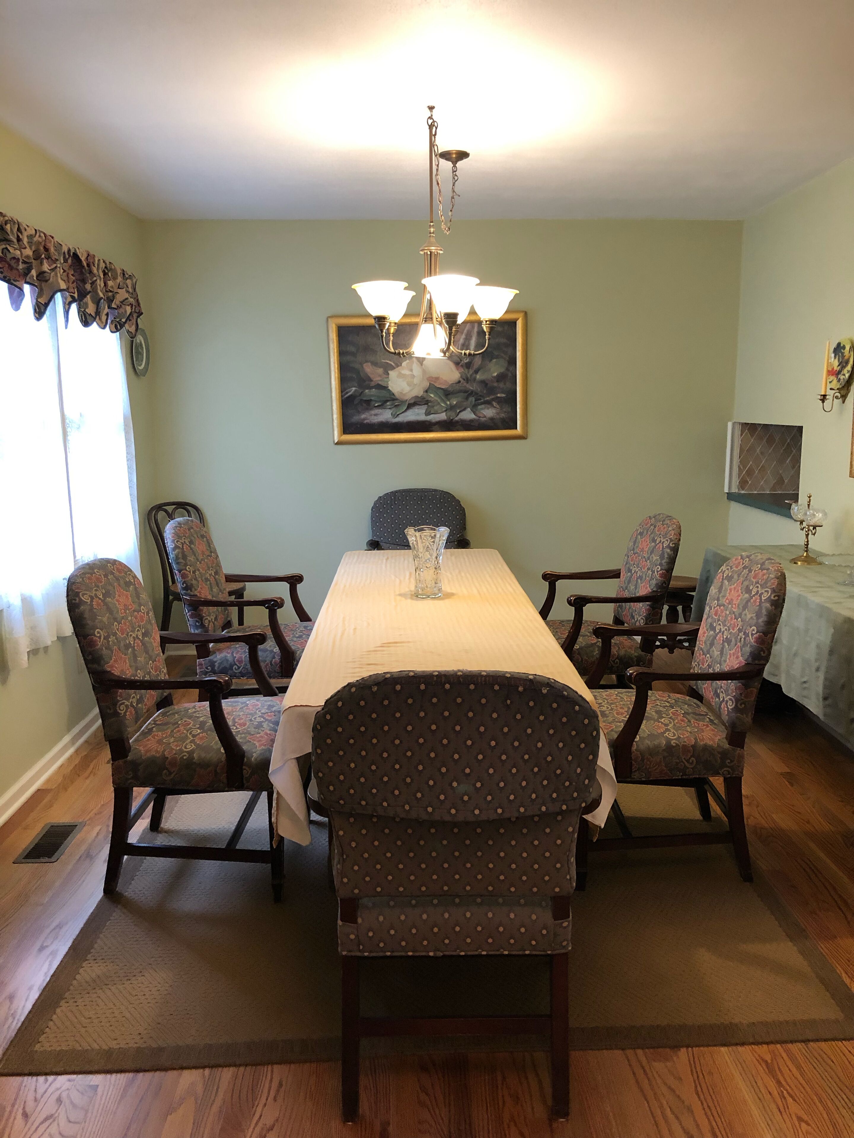 Historic District! Walk to village! Outdoor living space, huge yard! Hot tub! 