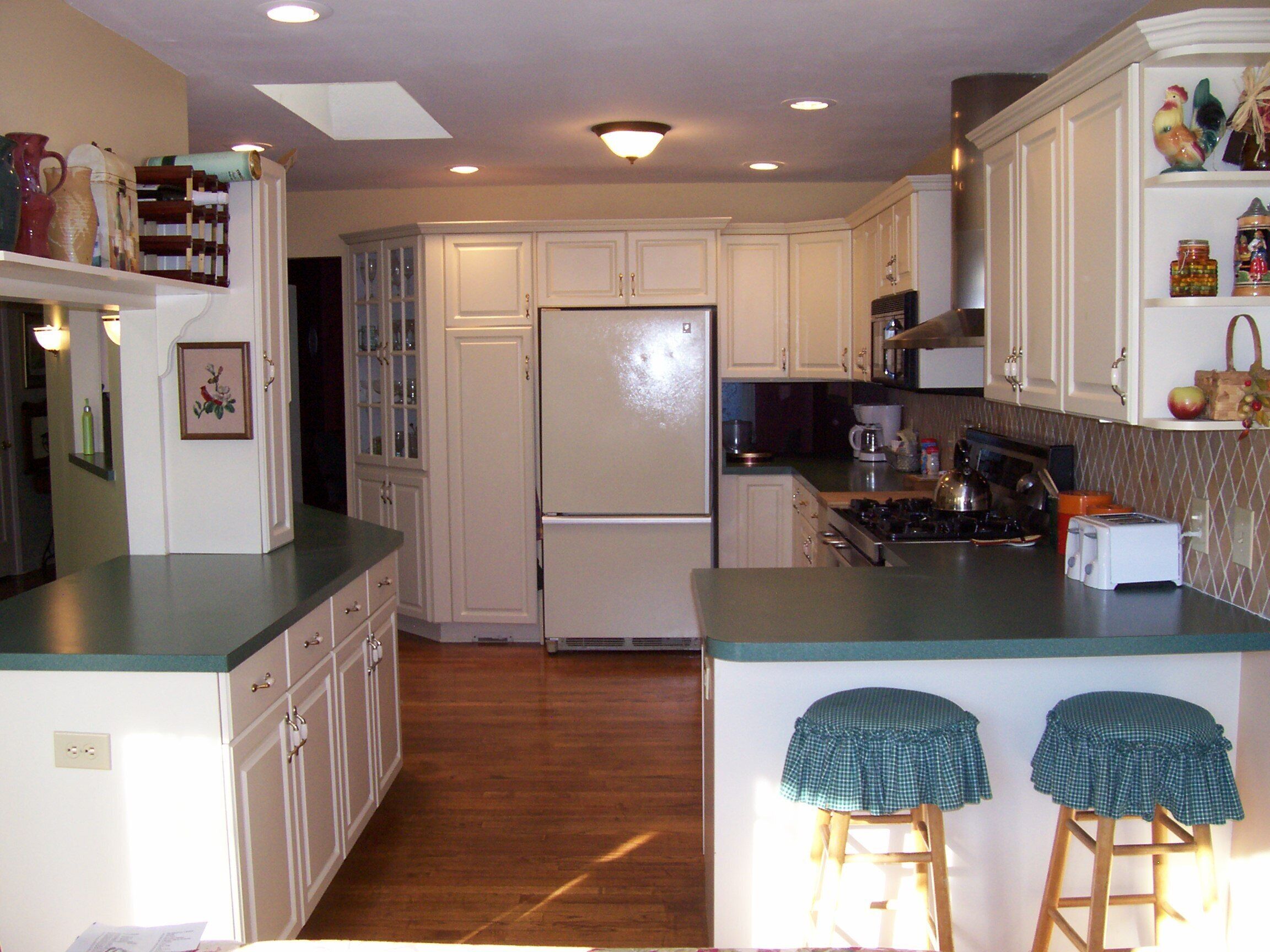 Historic District! Walk to village! Outdoor living space, huge yard! Hot tub! 