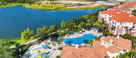 Una piscina al aire libre, una piscina climatizada