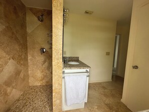 Ensemble douche/baignoire, sèche-cheveux, serviettes fournies, savon
