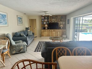 Smart TV, DVD player, mesa de pingue-pongue, livros