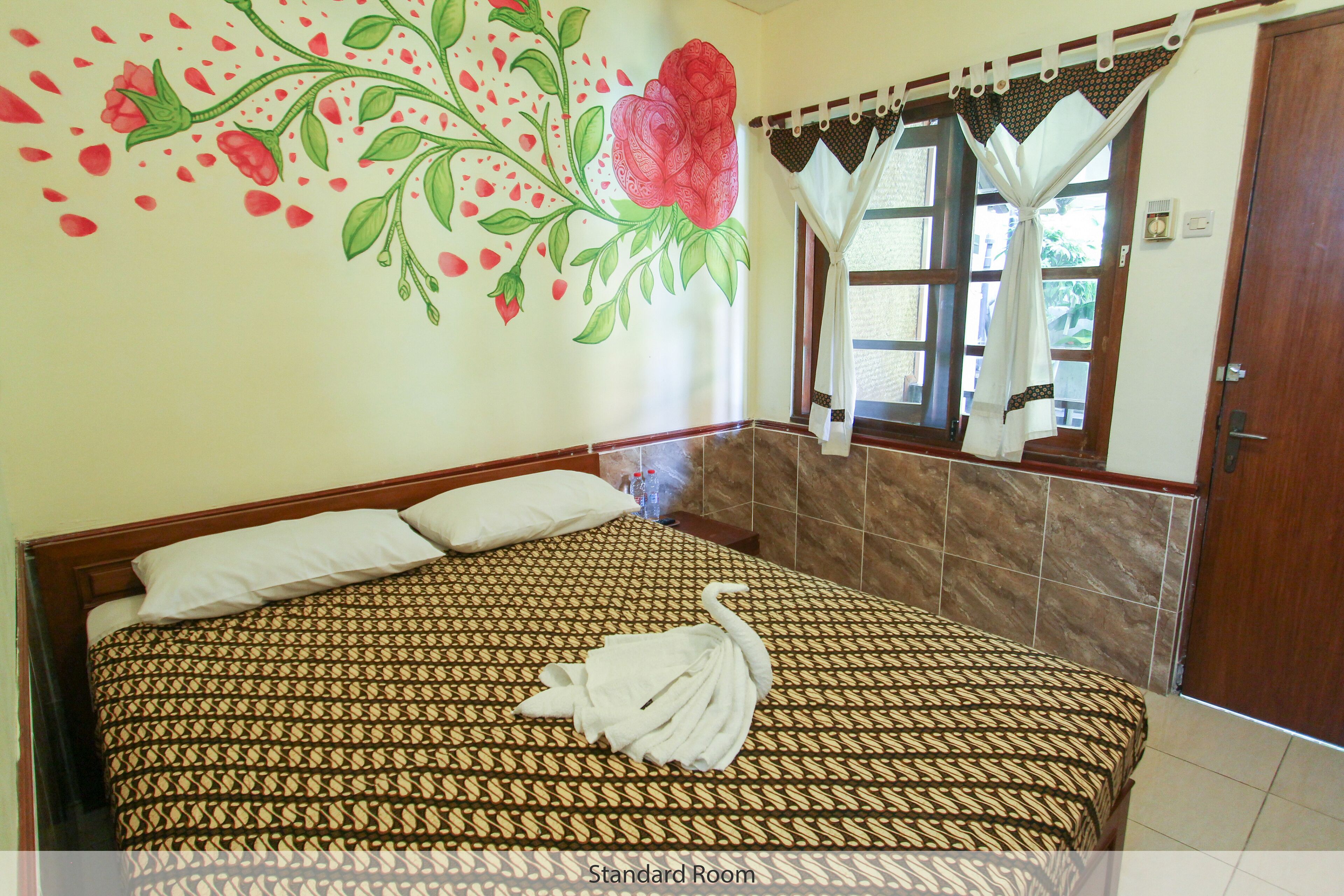 Homestay bernuansa klasik dengan kolam renang dan taman