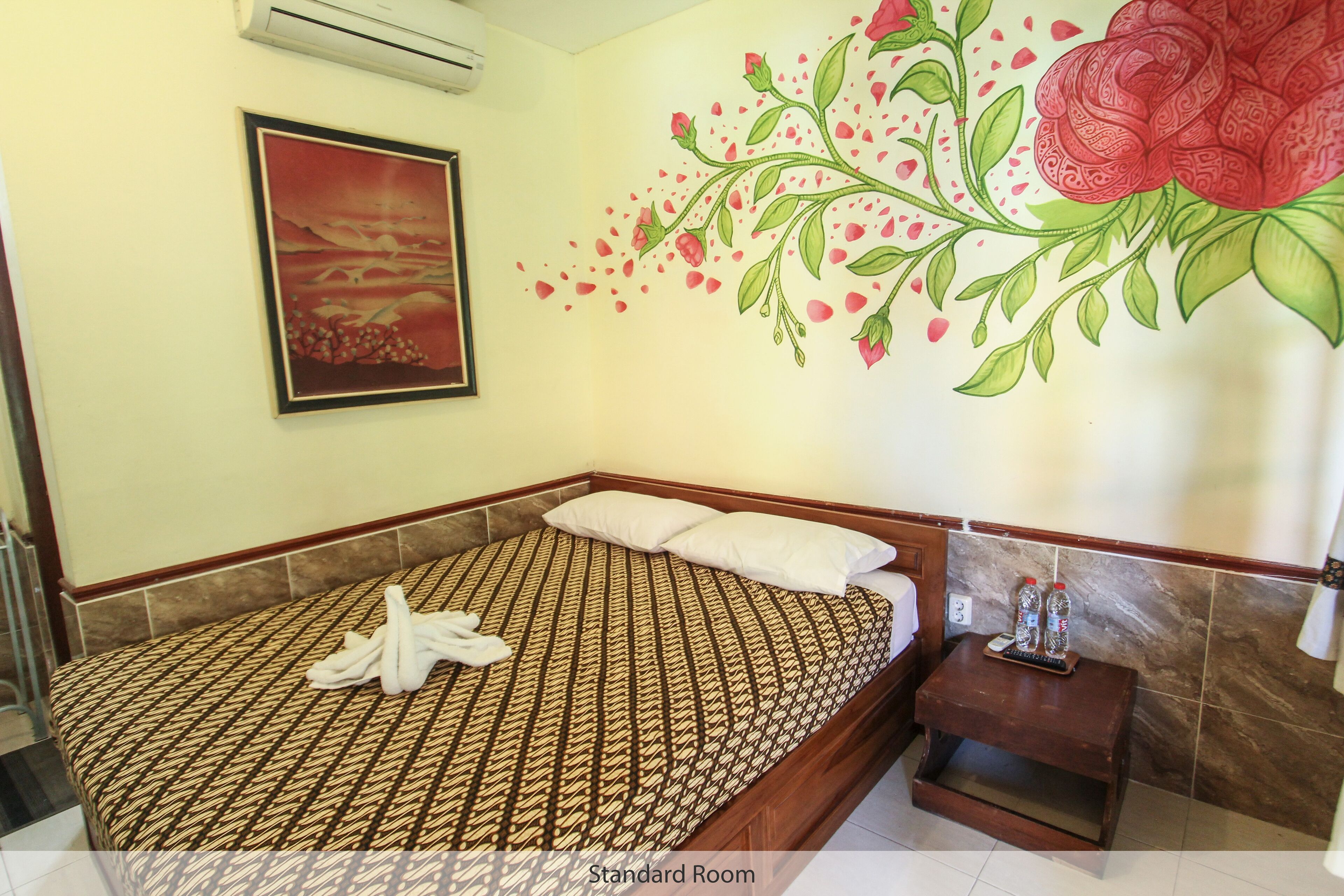 Homestay bernuansa klasik dengan kolam renang dan taman