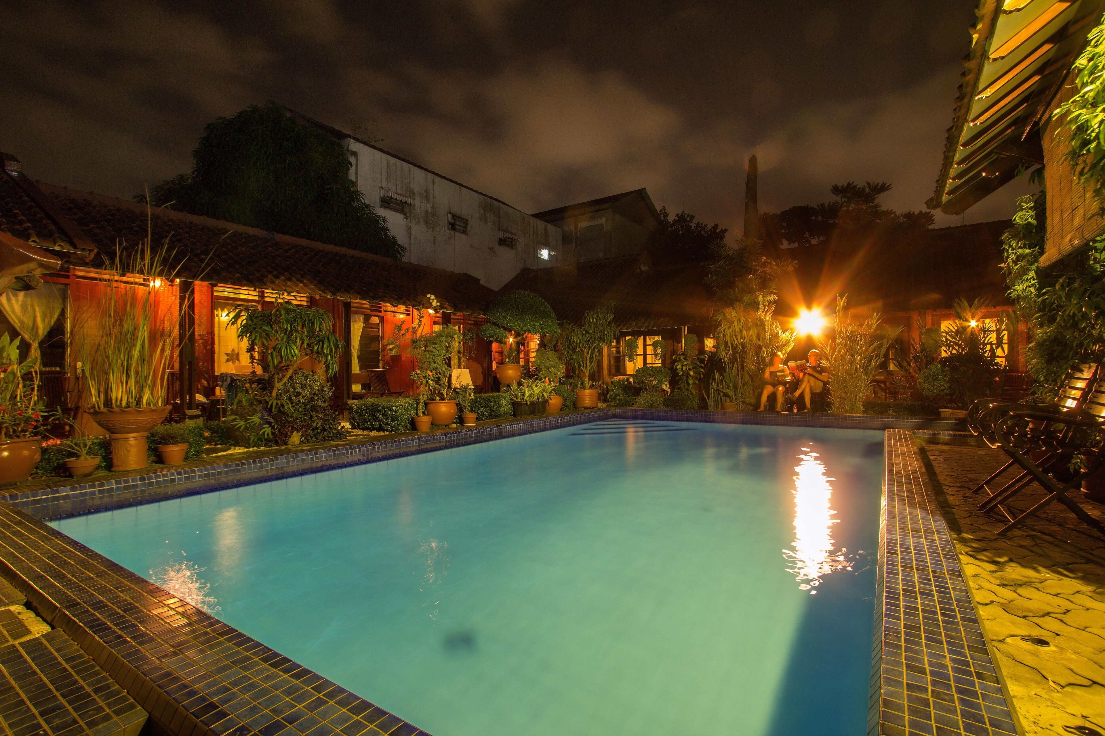 Homestay bernuansa klasik dengan kolam renang dan taman