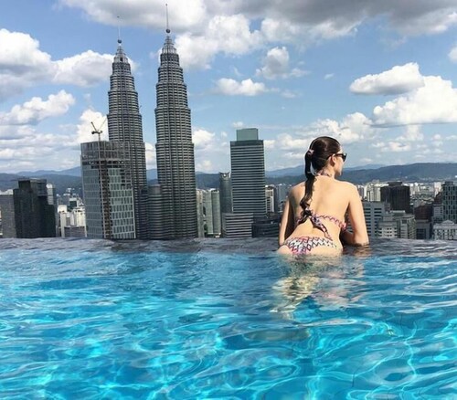 HỒ BƠI TRÊN MÁI NHÌN RA TRUNG TÂM THƯƠNG MẠI KLCC