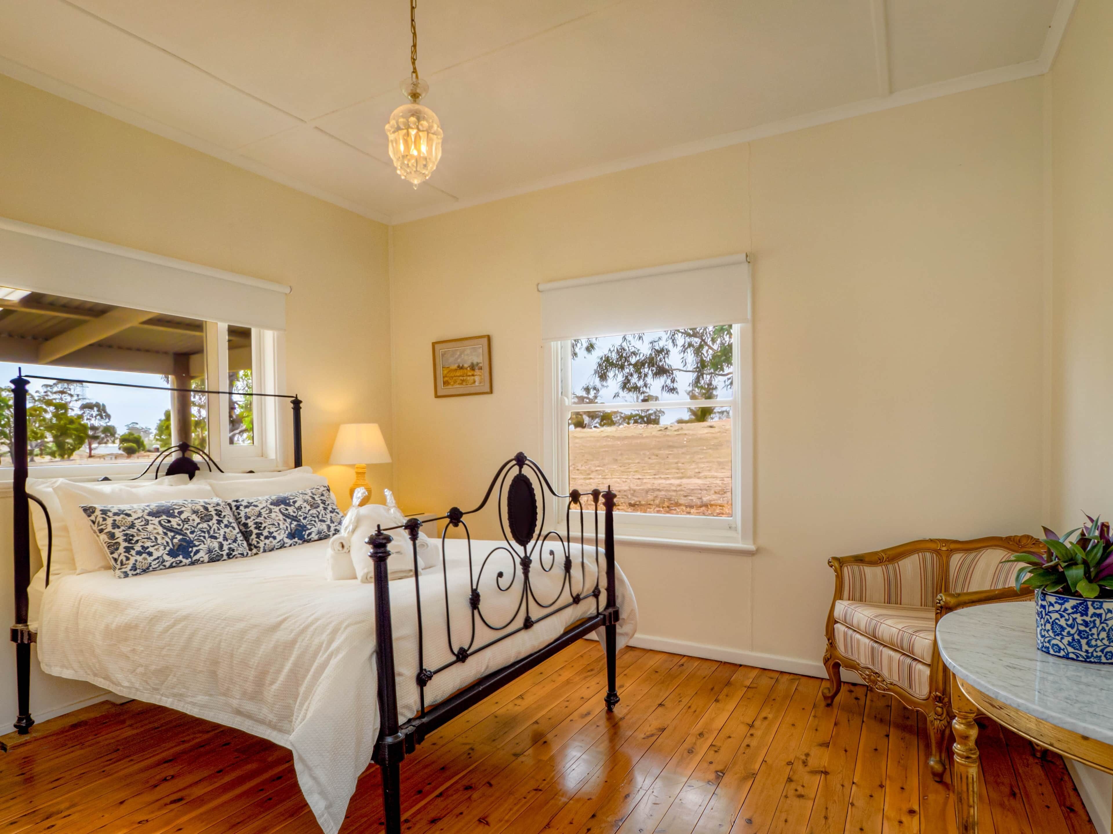 Tabla de planchar con plancha y ropa de cama