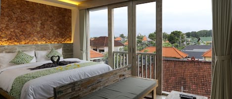 1 habitación, caja de seguridad en la habitación y escritorio