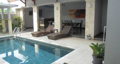 Villa moderna de 4 dormitorios y 4 baños con piscina