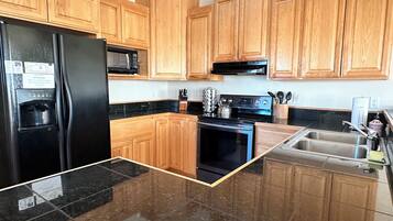 Réfrigérateur, micro-ondes, plaque de cuisson, lave-vaisselle