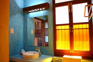 تجهيزات دش، مجففات شعر، مناشف، صابون