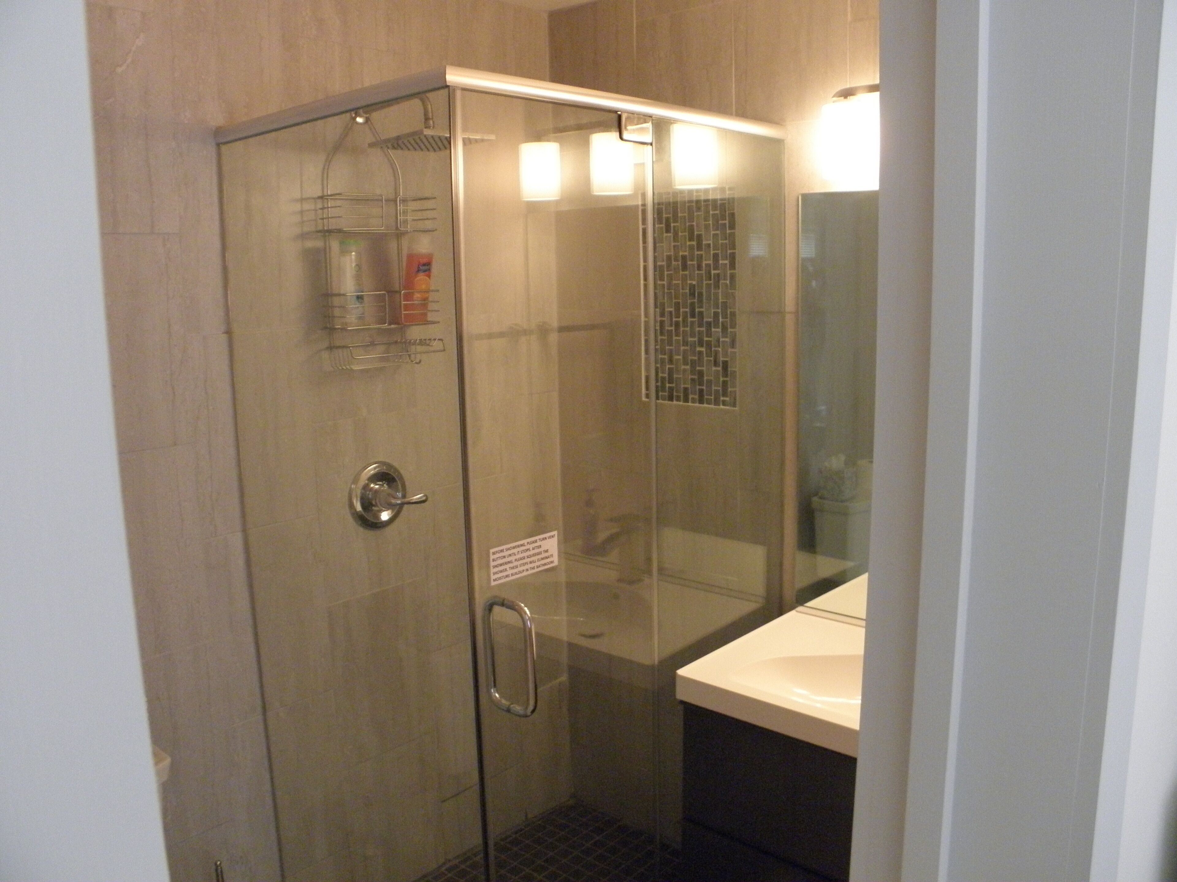 Ensemble douche/baignoire, serviettes fournies, savon, papier toilette