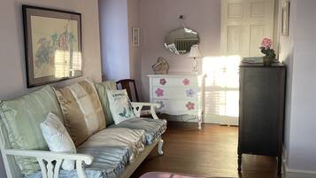 3 bedrooms, iron/ironing board, bed sheets