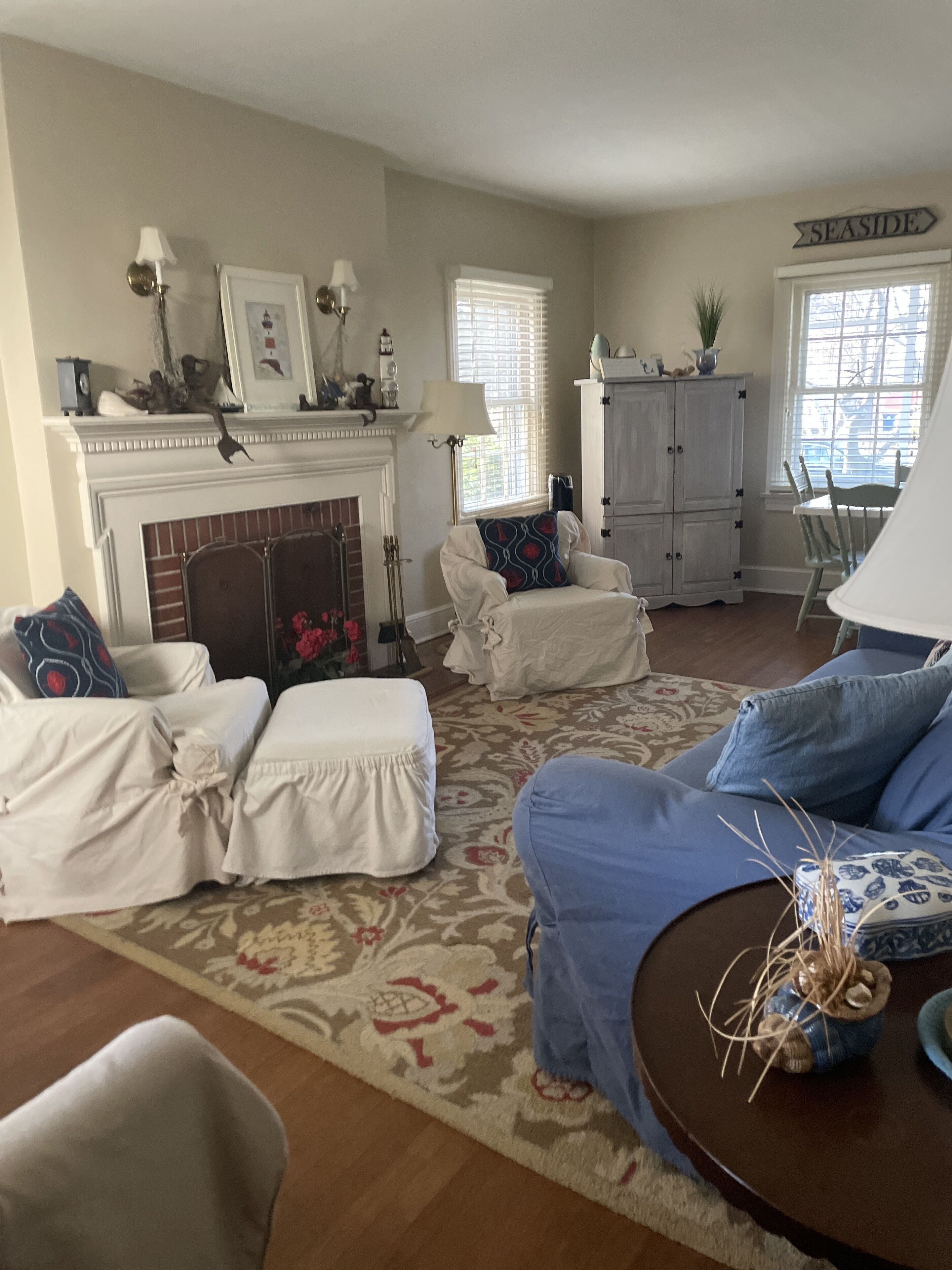 Fernseher, DVD-Player, Bücher, Videothek