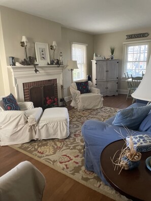 Télévision, lecteur de DVD, livres, vidéothèque