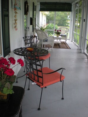 Outdoor dining - Bay cottage, Beach 100 yards away! RESERVE NOW!!! (Cape Charles)