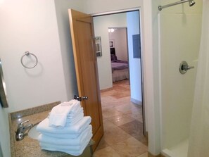 Bañera con ducha, secador de pelo, toallas
