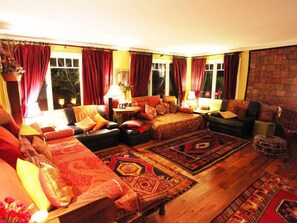 Fernseher, Kamin, DVD-Player, Bücher