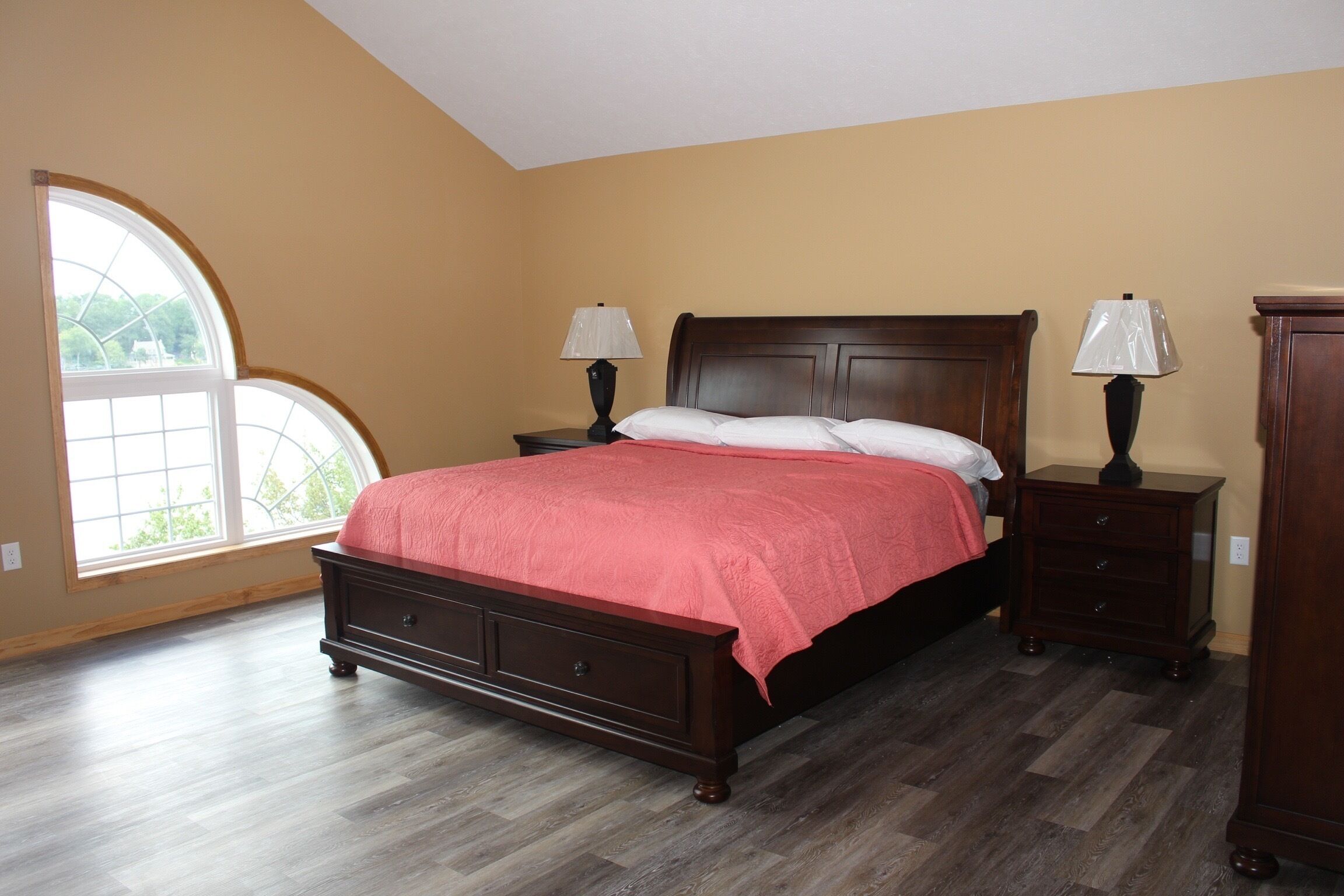 SPECTACULAR LAKE FRONT-EAGLES ROOST-MAGNIFICENT VIEWS- ALL THE AMENITIES  