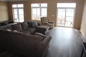 Smart TV, fireplace, ping pong, books