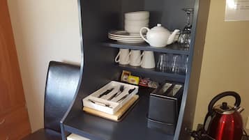 電冰箱、微波爐、電熱水壺、鍋具/餐盤/廚房用品