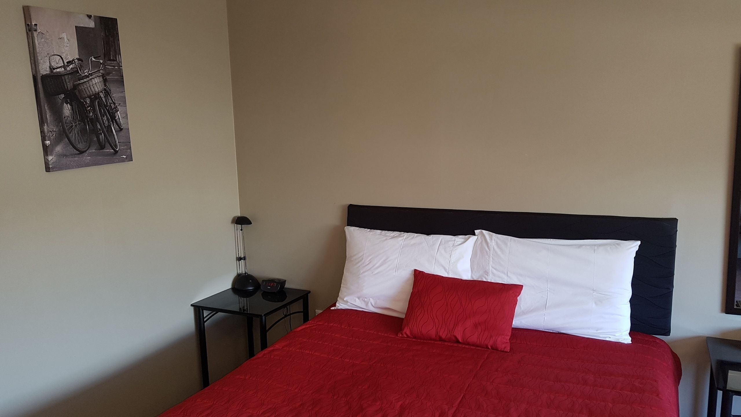 Een bureau, een strijkplank/strijkijzer, babybedden, gratis wifi