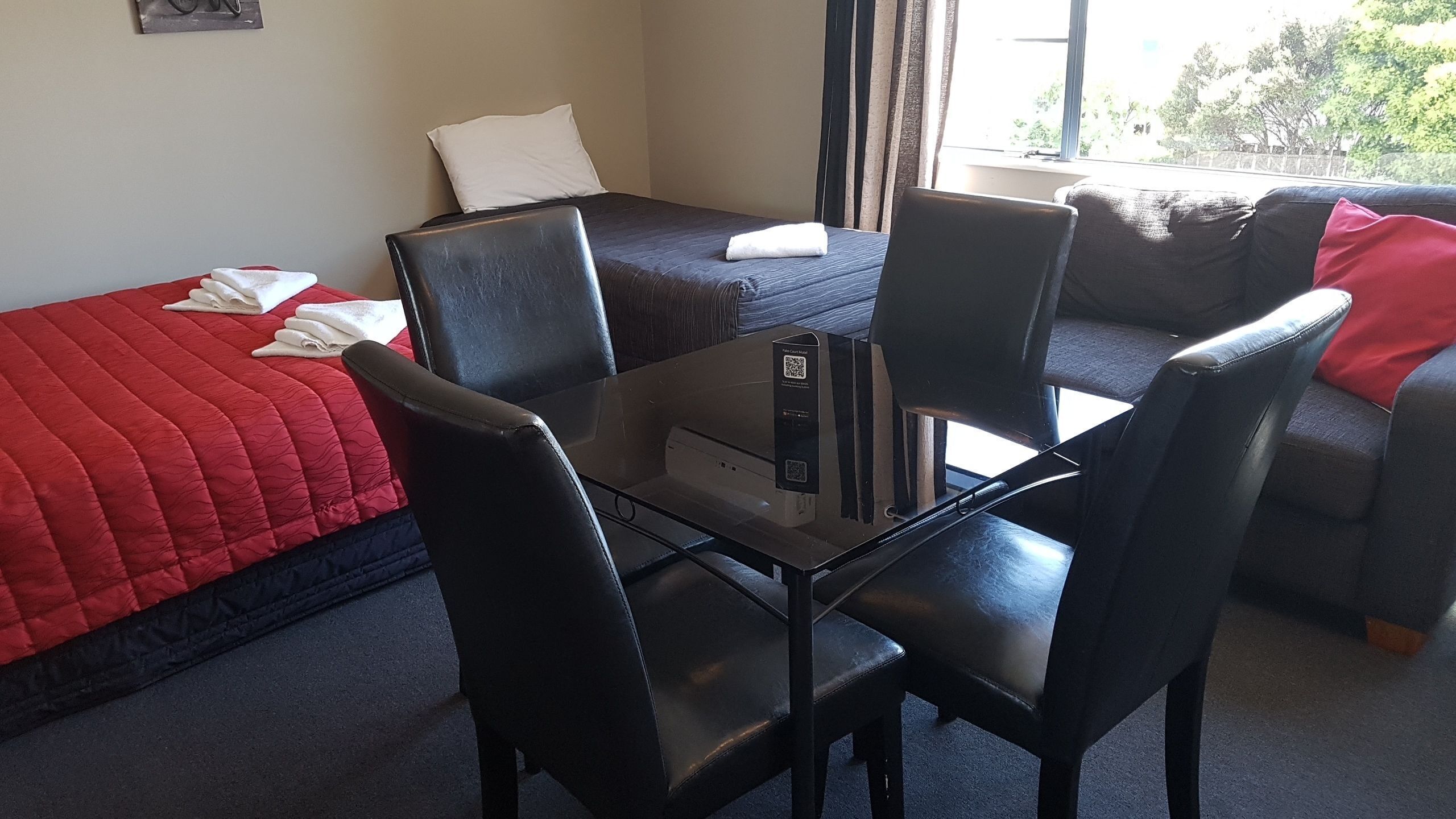 Een bureau, een strijkplank/strijkijzer, babybedden, gratis wifi