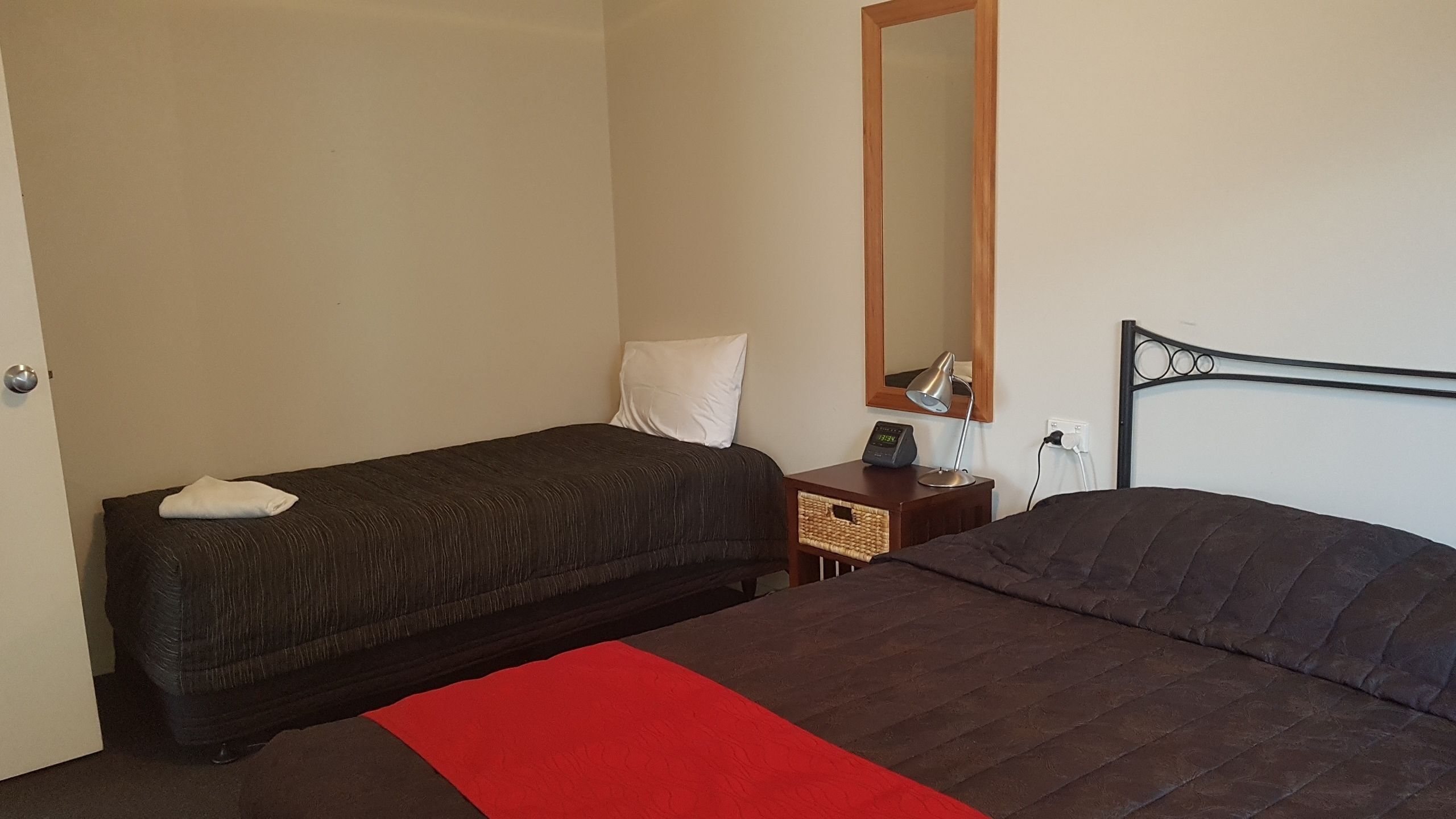 Een bureau, een strijkplank/strijkijzer, babybedden, gratis wifi