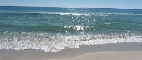 Sillas reclinables de playa, sombrillas