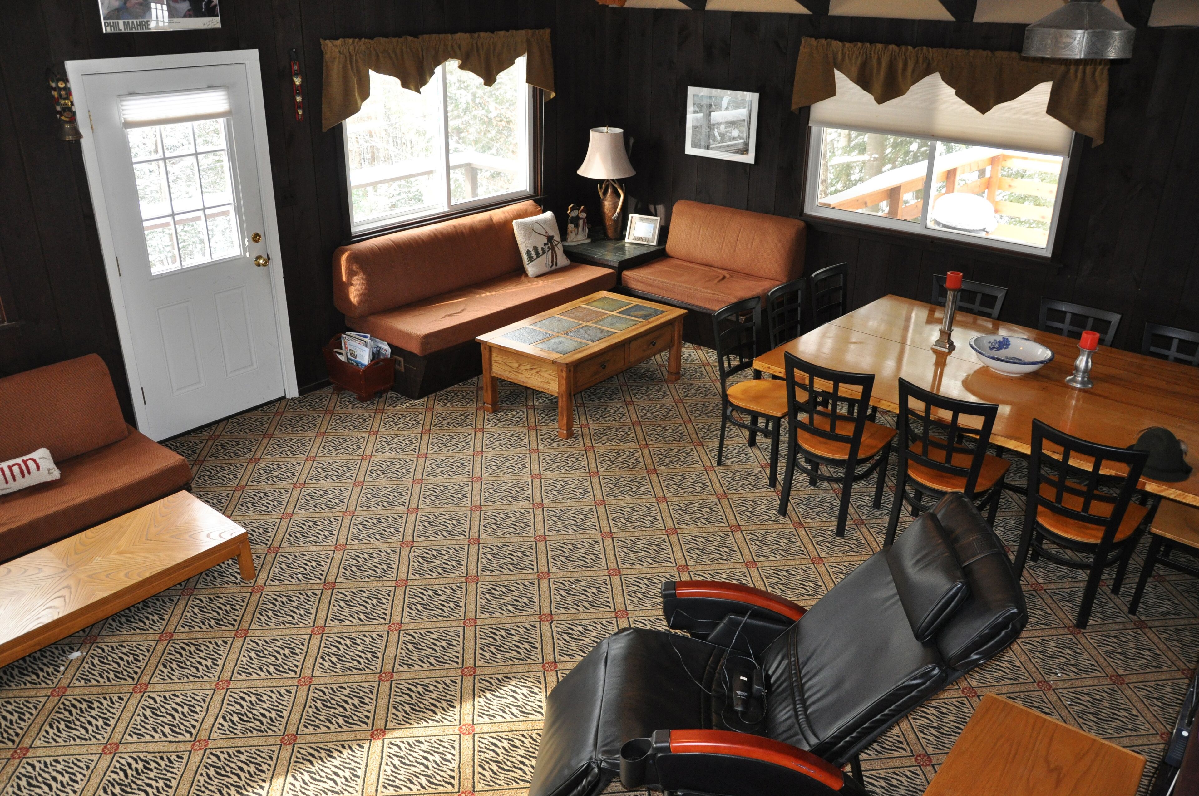 Televisio, takka, DVD-soitin, kirjoja