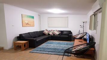 Télévision, lecteur de DVD, livres, chaîne hi-fi