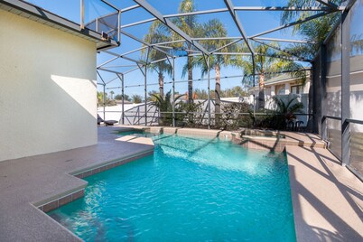 Paradise at Tower Lake 6 bedrooms with swimming pool/spa and movie theater