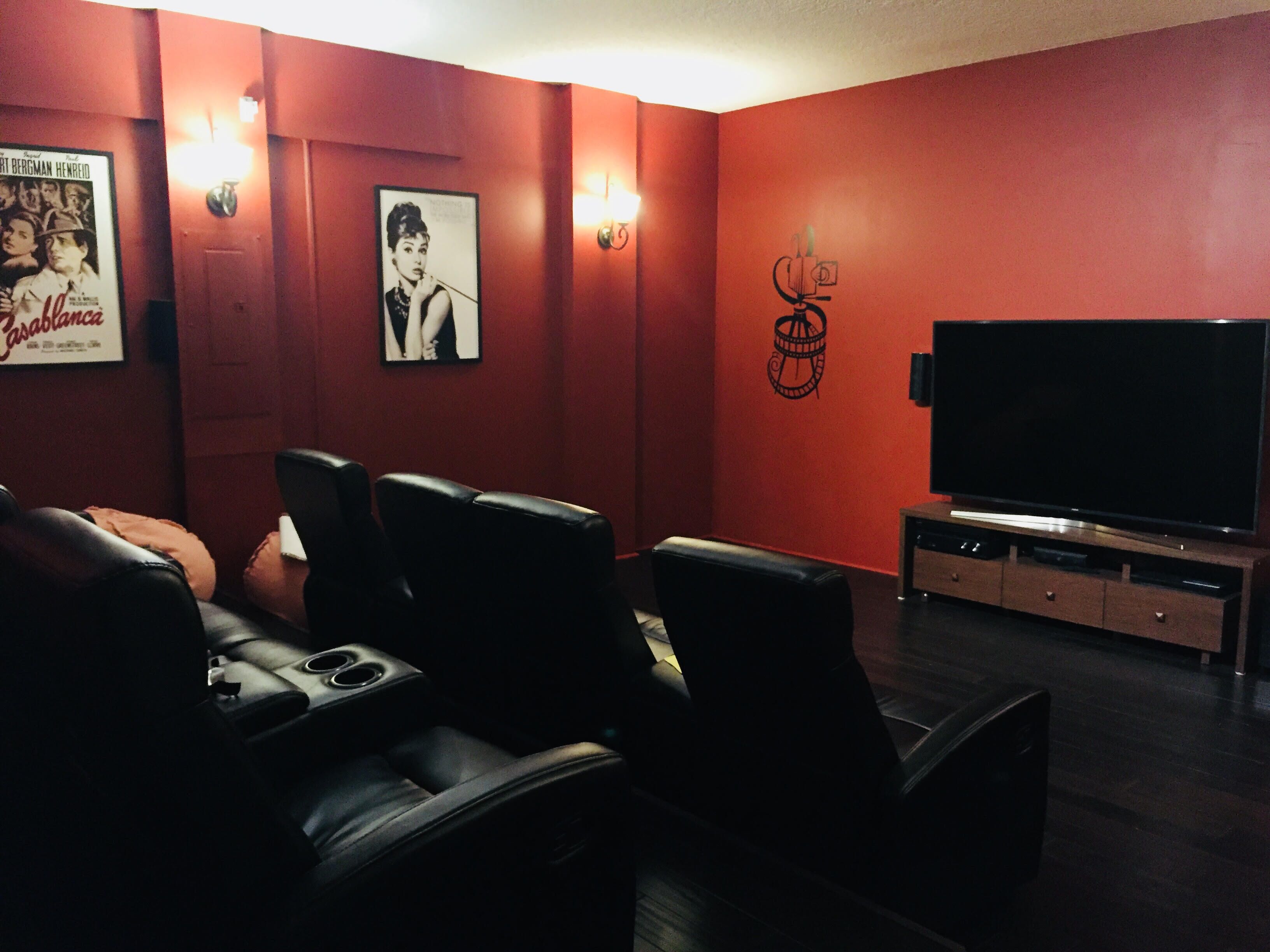 Paradise at Tower Lake 6 bedrooms with swimming pool/spa and movie theater