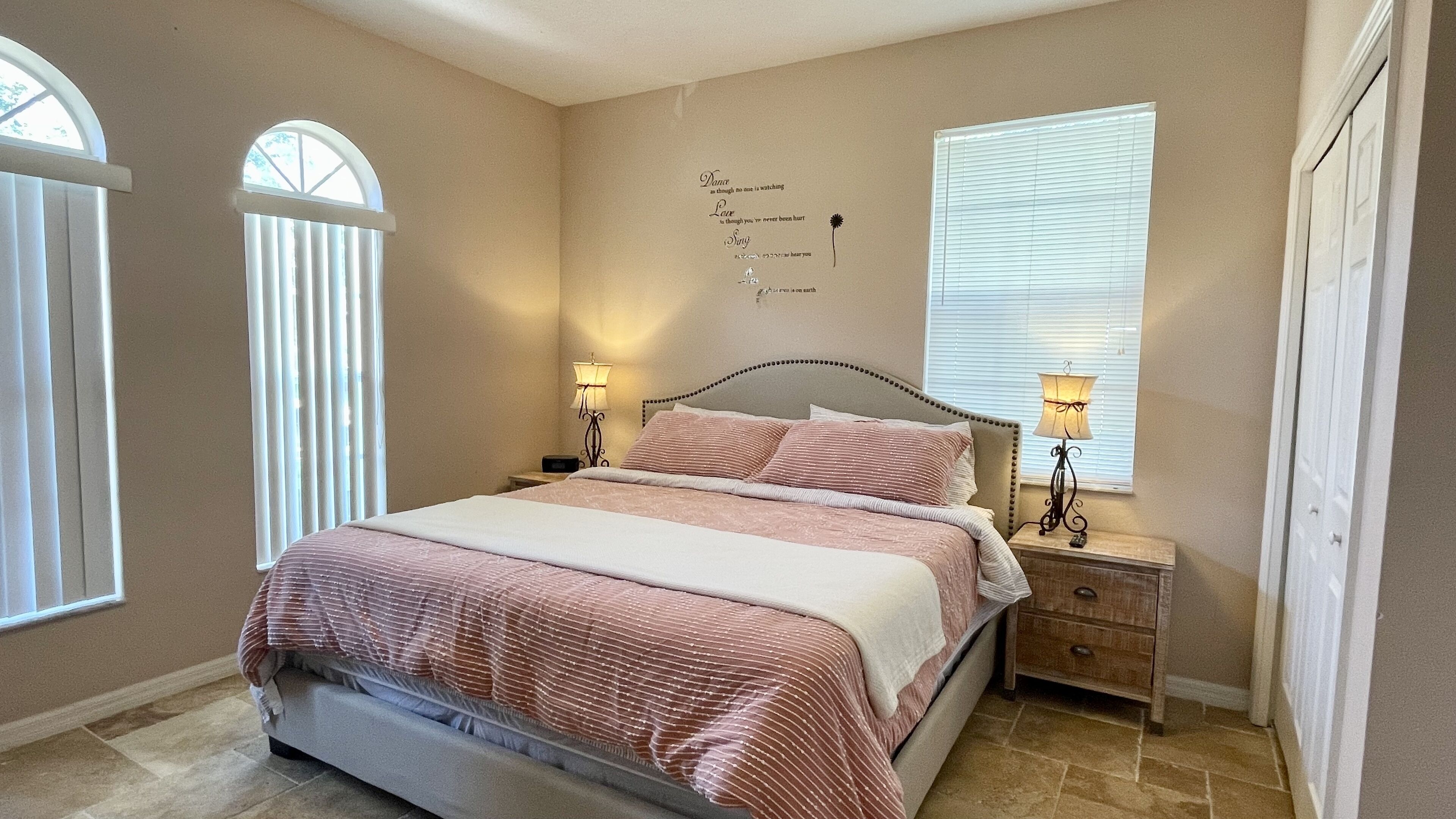 6 Schlafzimmer, Bügeleisen/Bügelbrett, kostenloses WLAN, Bettwäsche