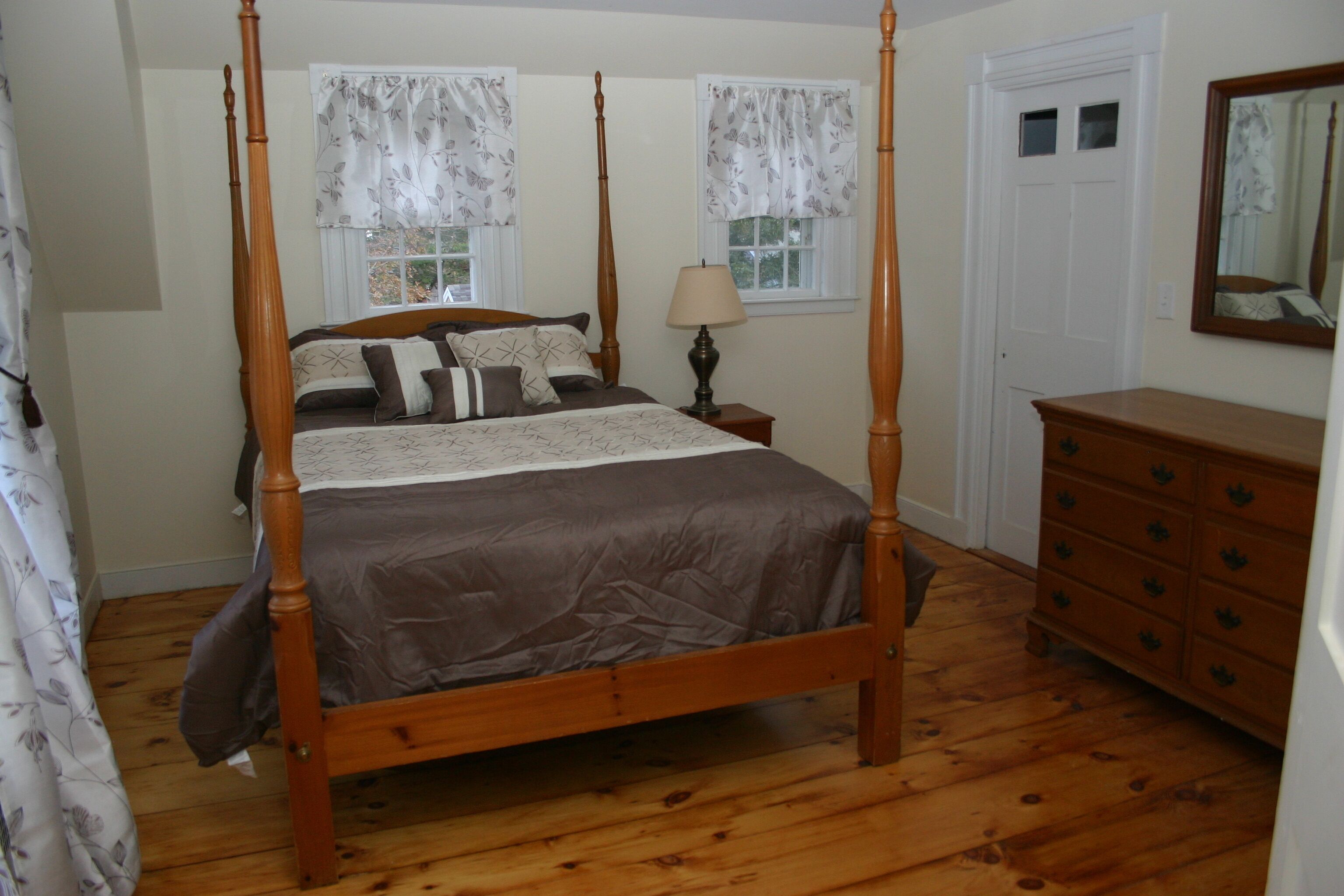 Discounted!!!  Historic 5 BR home minutes from water, great for multi-family use