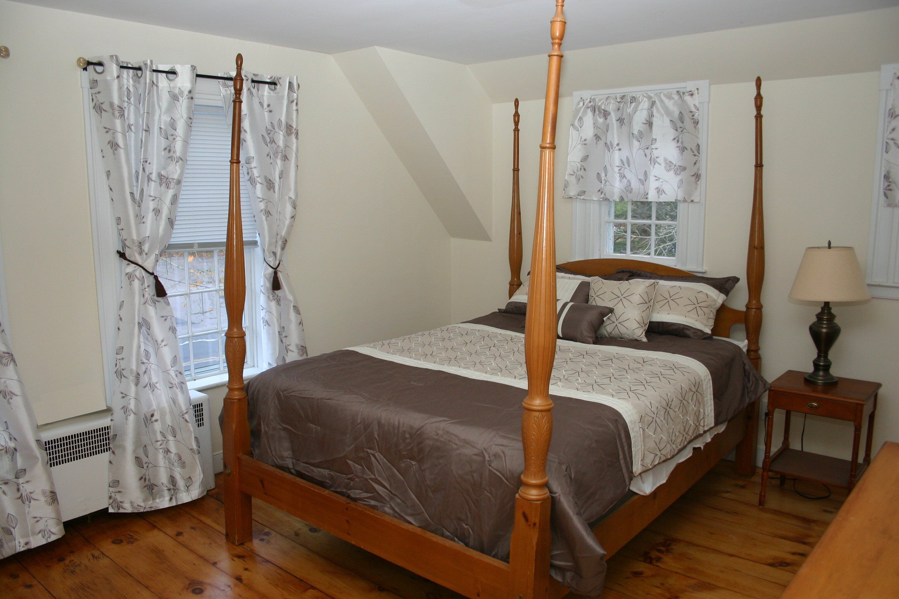 Discounted!!!  Historic 5 BR home minutes from water, great for multi-family use