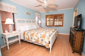 4 bedrooms, desk, iron/ironing board, travel cot - Fun Magical Home On Canal-Relaxing Pool -Spa-Enjoy Fishing-Kayaks-WiFi-Near All (Delray Beach)