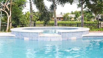 Piscine extérieure, piscine chauffée