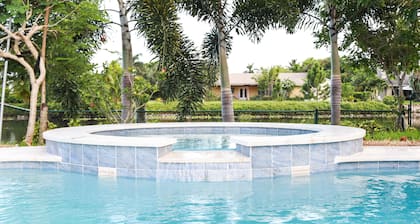 Fun Magical Home On Canal-Relaxing Pool -Spa-Enjoy Fishing-Kayaks-WiFi-Near All