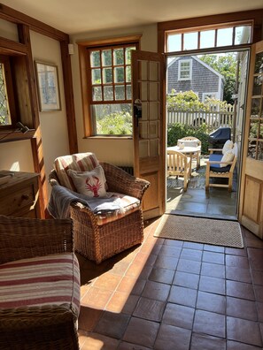 Smart TV, fireplace, DVD player, books - Charming Nantucket home. June 27-July4th available. Cozy backyard! (Nantucket)